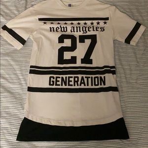 White and Black H&M tee